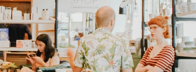 Zwei Menschen, die im Kaffeehaus miteinander diskutieren